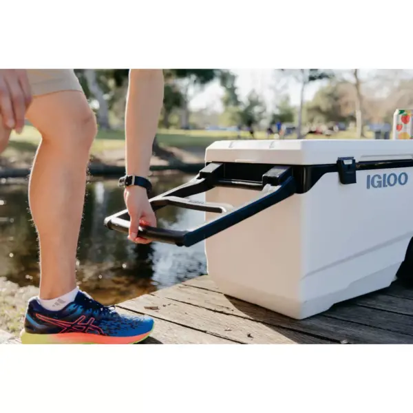 Igloo Flip and Tow 90qt Cooler - White