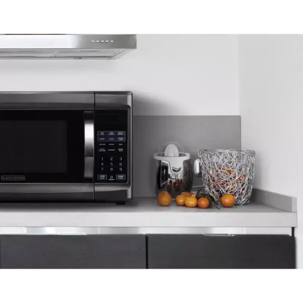 BLACK+DECKER 1.3 cu ft 1000 Watt Microwave Oven Black Stainless Steel